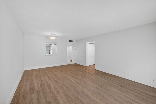 Building Photo - 14375 Strathmore Ln