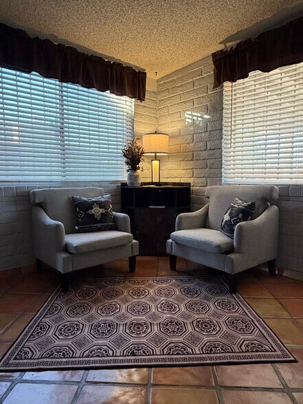 Building Photo - 1711 E Camino Carreta