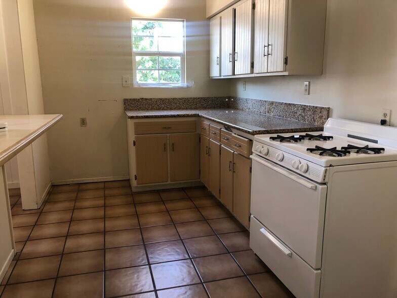 Building Photo - 526 S San Antonio Ave