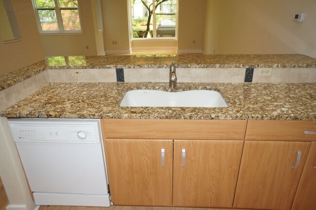 Building Photo - Beautiful 2 bedroom Belmont Condo. 3 Stories, 1 car garage, open floor plan, a/c. Amazing unit!