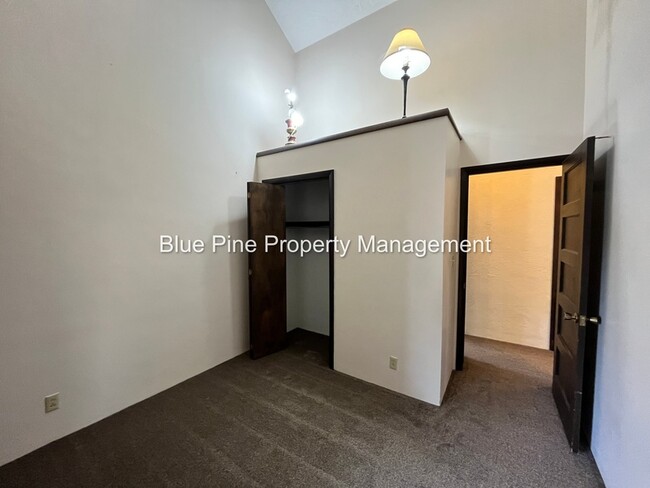 Building Photo - 1190 York Dr