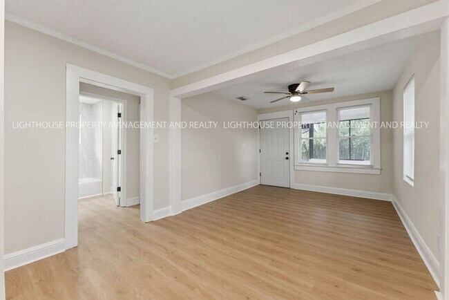 Building Photo - Newly Renovated 3 Bedroom Home With Modern Kitchen