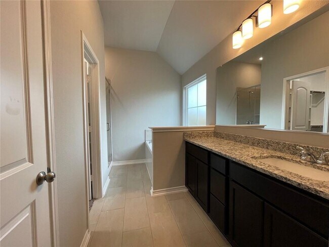 Building Photo - 806 Hollyhock Dr