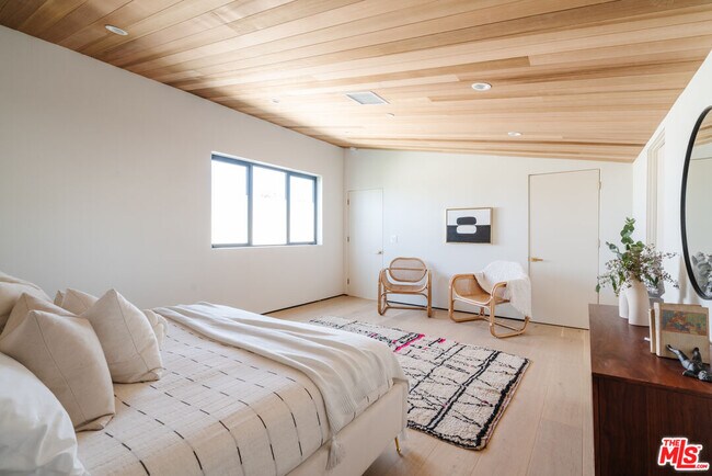 Building Photo - 609 Broadway St