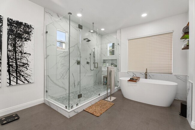 Building Photo - Luxury Living in San Clemente – 5 Bed, 3.5...