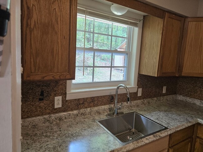 Building Photo - 4 Bedroom Home Available Now!