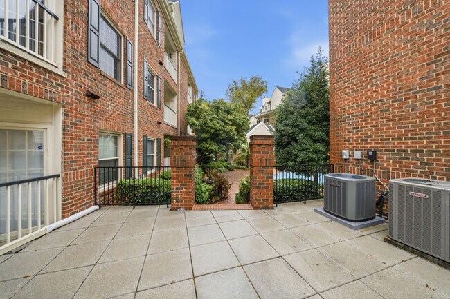 Building Photo - 300 Yarmouth St