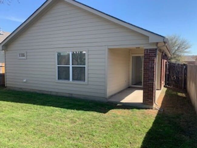 Building Photo - 3/2/2 Starter HOME!