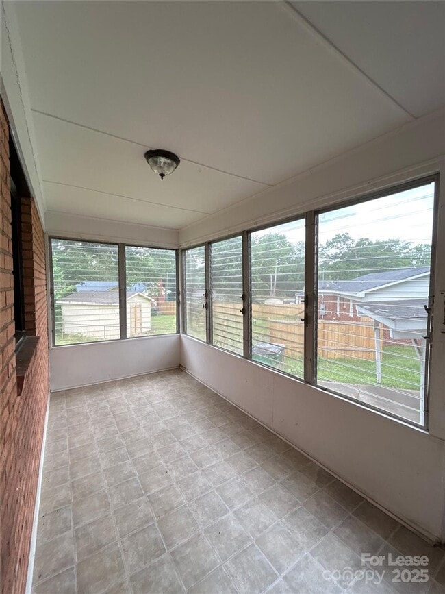 Building Photo - 3847 Whitehall Dr