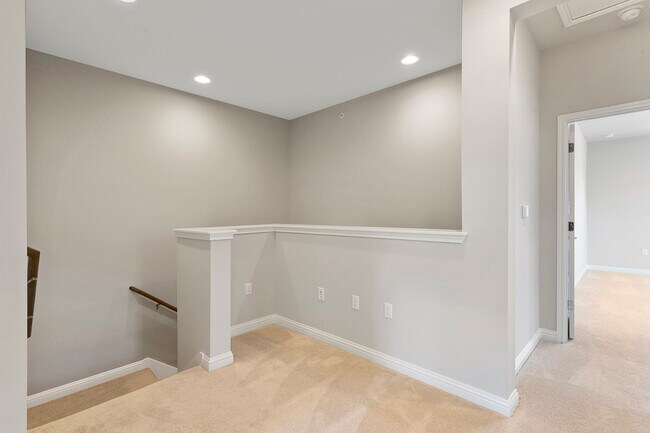 Building Photo - 13800 Lyndhurst St