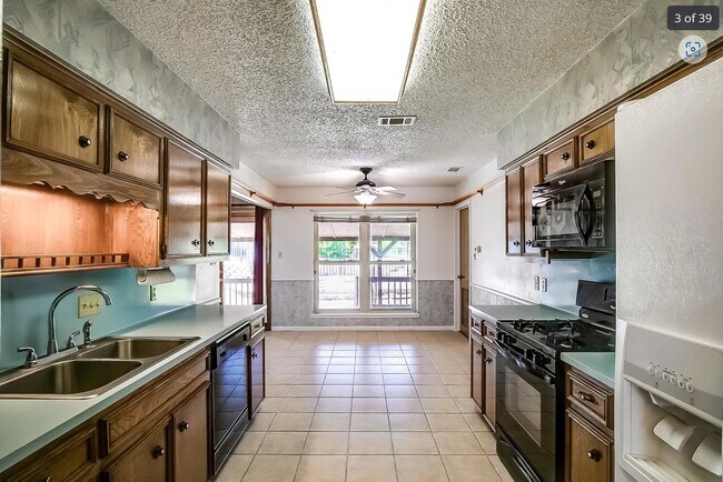 Building Photo - 2005 Magic Hill Dr