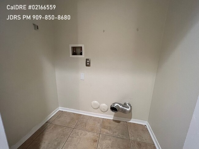 Building Photo - Rancho Cucamonga 3 bedroom Townhouse