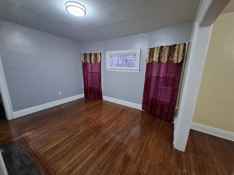 Building Photo - 31 Auchinvole Ave