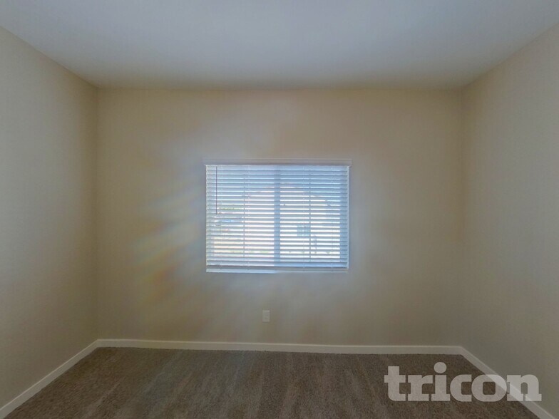 Building Photo - 1330 N Parkcrest