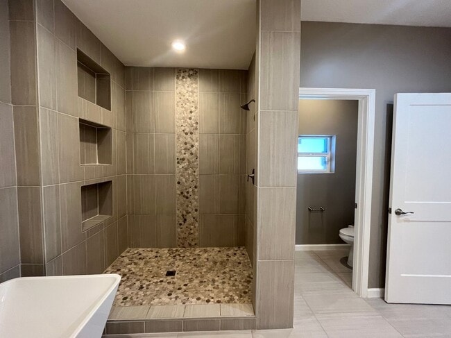 Building Photo - Large 3 Bedroom 2.5 Bathroom Home In The NE!
