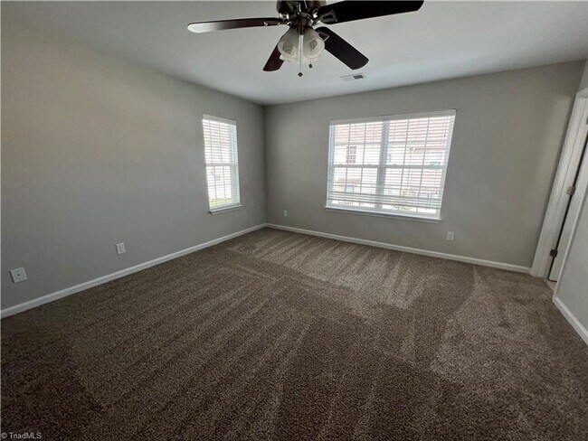 Building Photo - Fabulous 3BR 2.5BA Townhome with Community...