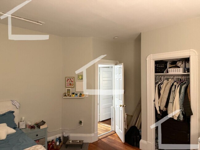 Building Photo - Allston 4.5Bed/2Bath Available 9/1! Heat and Hot Water Included!