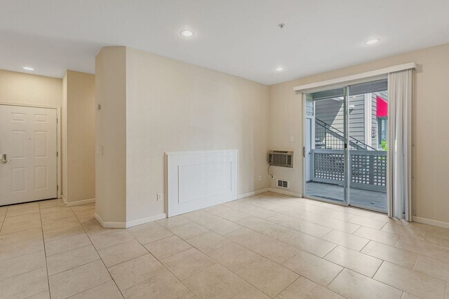 Building Photo - 2-Bedroom Condo in Prime Sunnyvale Location Near Tech Hubs