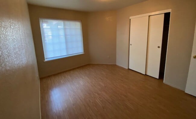 Building Photo - Fresh & Clean!!