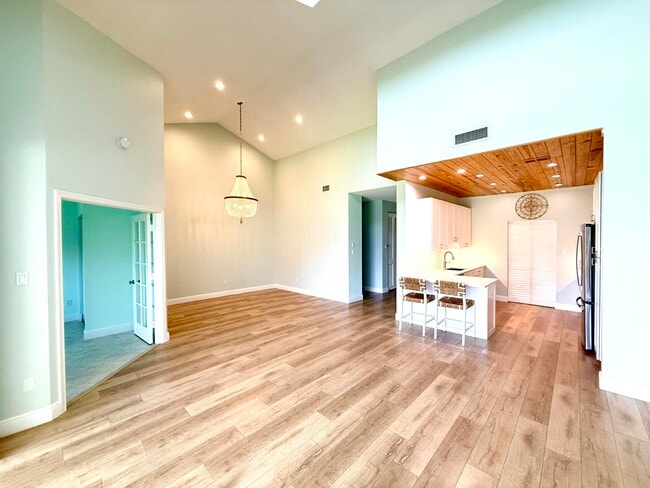 Building Photo - 225 N Lakeshore Dr