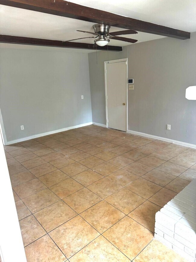 Building Photo - 10502 Greencreek Dr