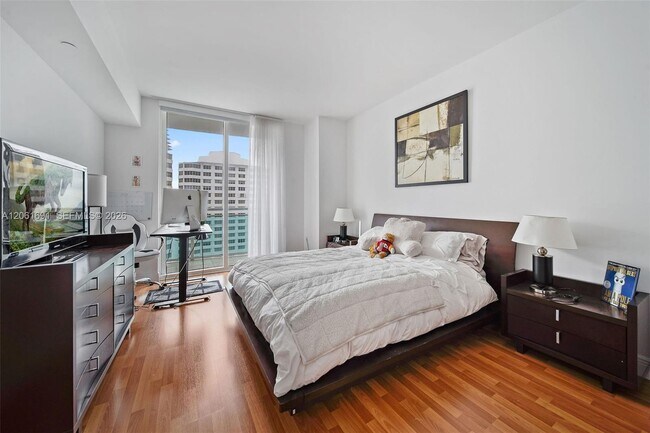 Building Photo - 950 Brickell Bay Dr