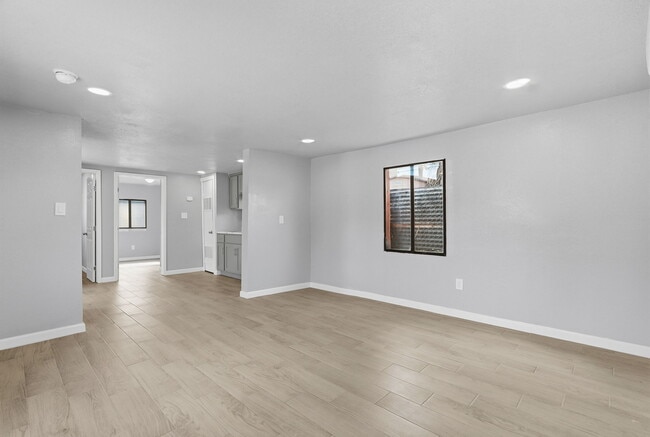 Building Photo - 593 Myra St