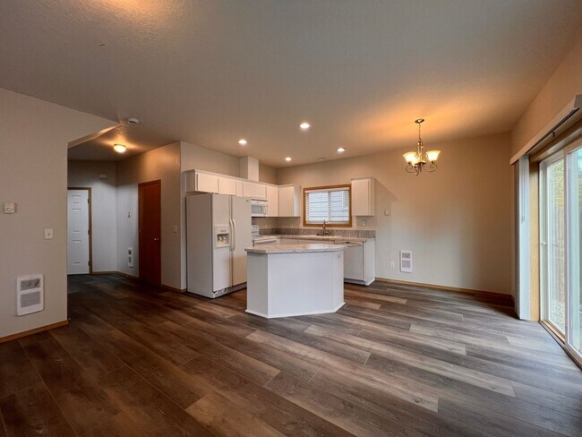 Building Photo - MOVE IN SPECIAL!! Beautifully Remodeled Ho...