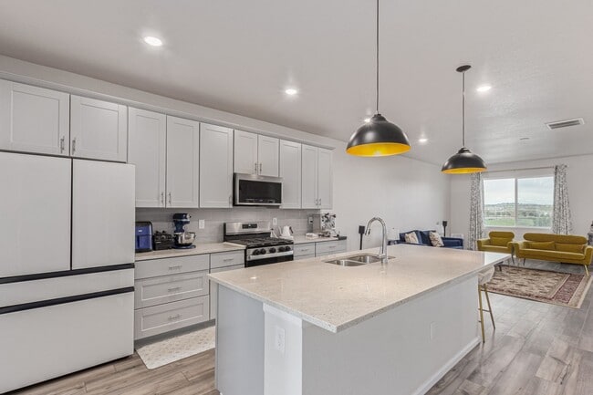 Building Photo - Immaculate, Well-Maintained 3 bed/3.5 Bath...