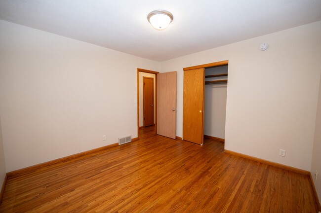 Building Photo - 1220-4 1/2 4 1/2 St NW