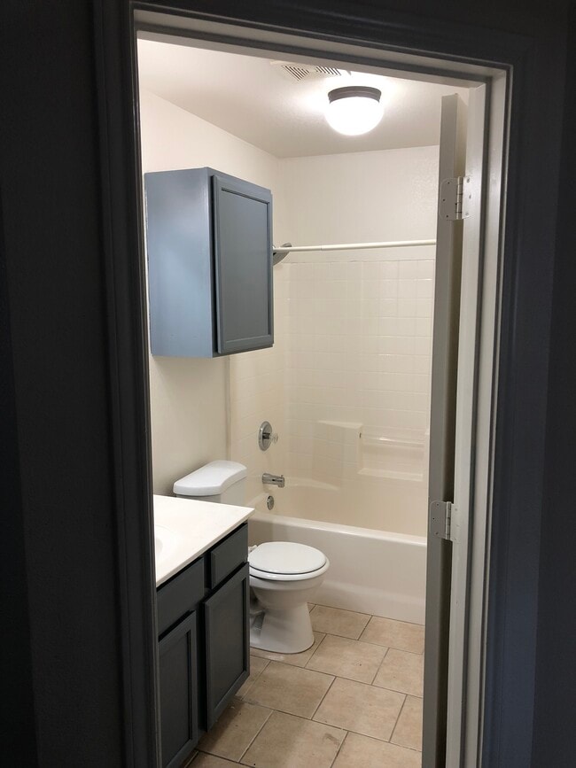 Building Photo - 1205 Village Garden Dr