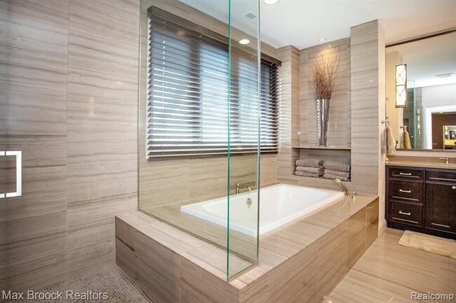 Building Photo - 25925 York Rd