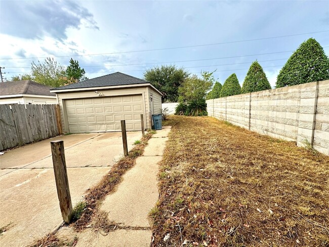 Building Photo - 9631 Coyote Creek Dr