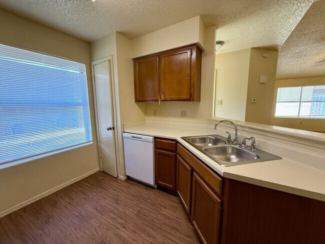 Building Photo - QUIET LOCATION - YARD BACKS TO GREENBELT