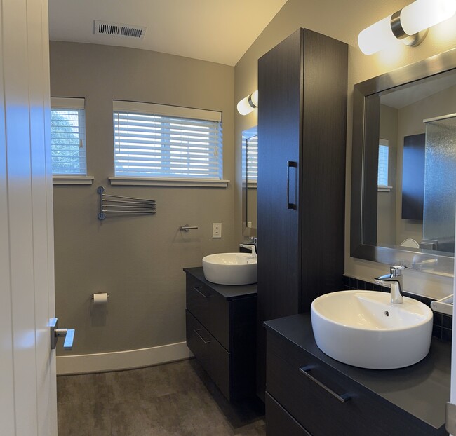 Main Bathroom - 412 Kirman Ave