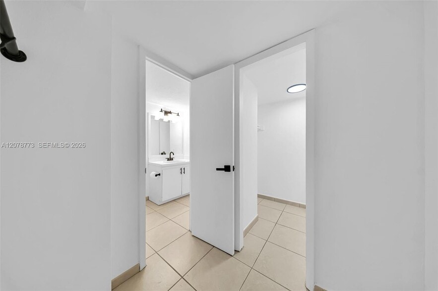 Building Photo - 9360 Fontainebleau Blvd