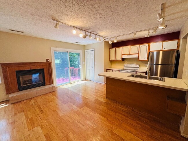 Building Photo - Nicely appointed 3 bedroom, 2 Bath Townhome