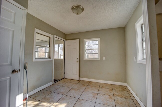 Building Photo - Freshly Updated House