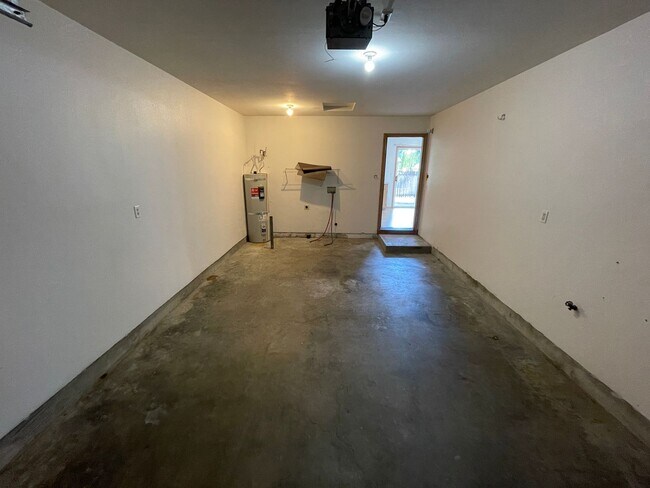 Building Photo - 545
