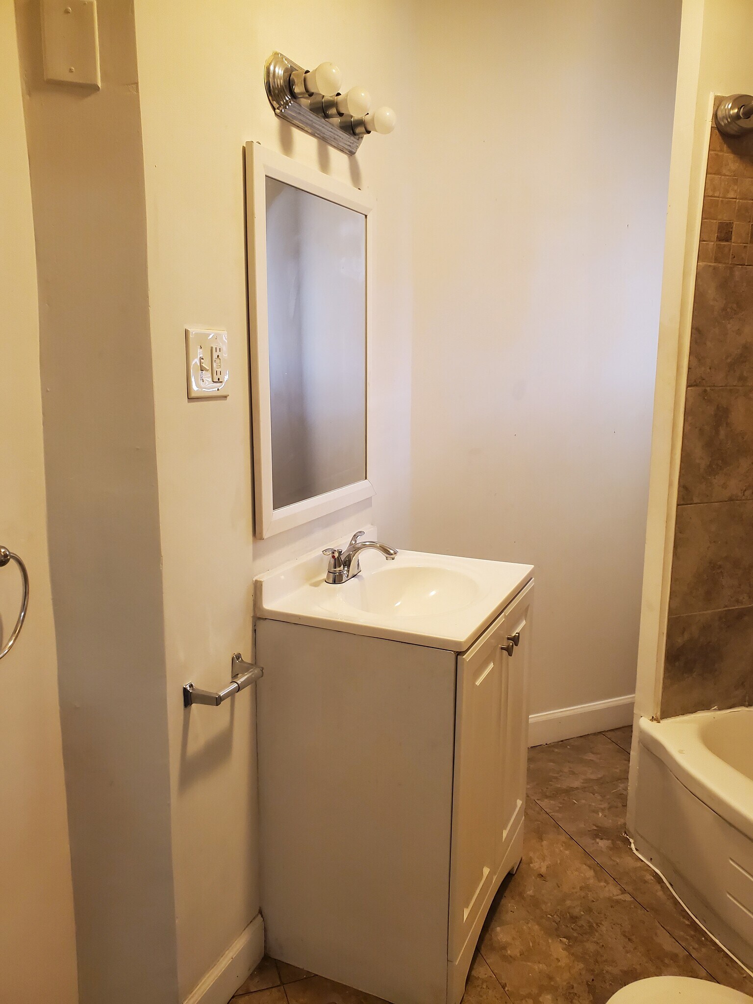 Building Photo - 5513 Edna Ave