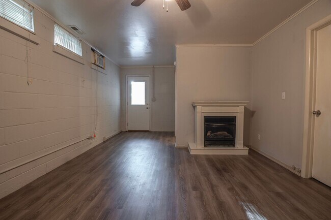 Building Photo - Charming 4 bedroom, 2 bathroom home located in Fayetteville, AR - 6 Month Lease