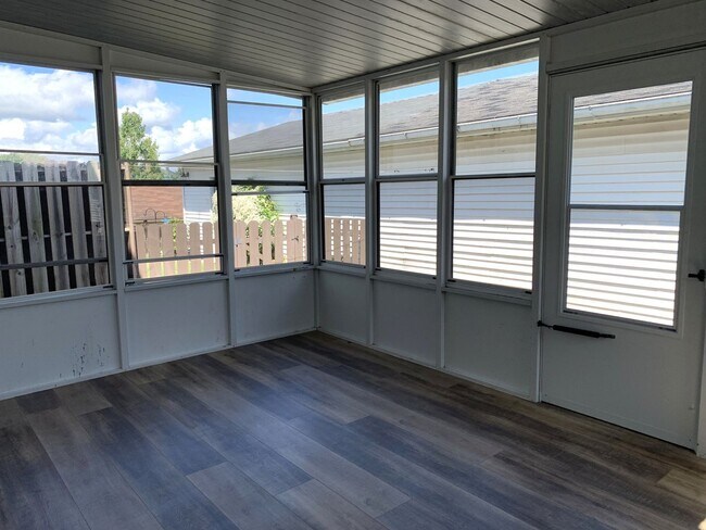 Building Photo - CONTRACT PENDING!!Spacious 2-story, 3 bed/...