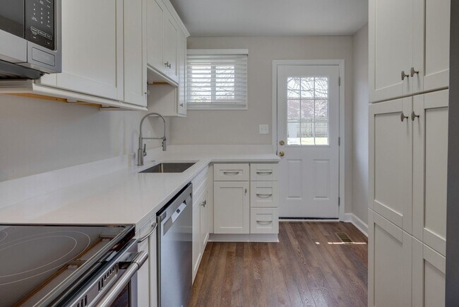 Building Photo - 405 Figuers Dr