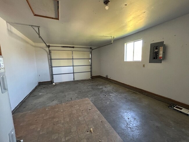 Building Photo - Remodeled 3 Bedroom / 1 Bathroom House on ...