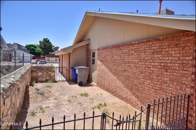 Building Photo - 11645 Gordon Cooper Ln