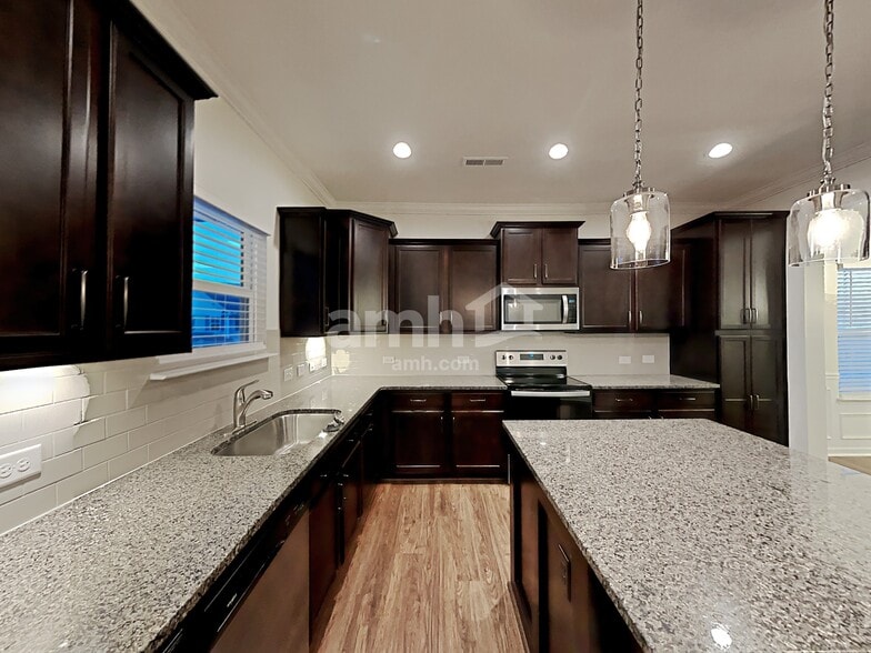 Building Photo - 500 Horseman Park Pl