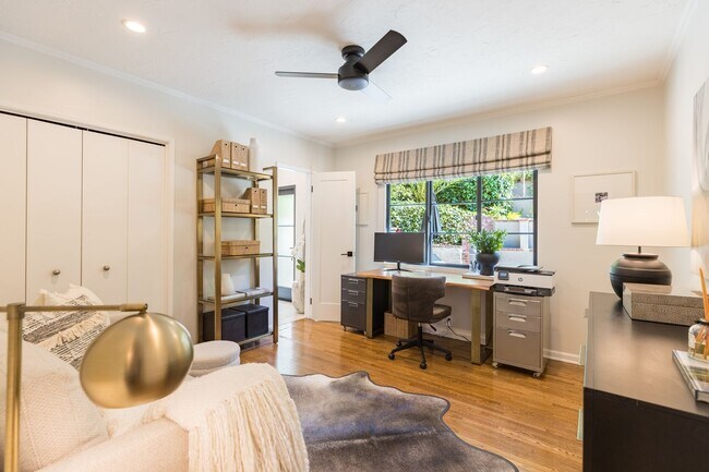 Building Photo - S of the Blvd - upgraded 4+3 w/pool + views!