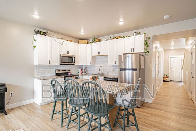 Building Photo - 380 S 3rd W