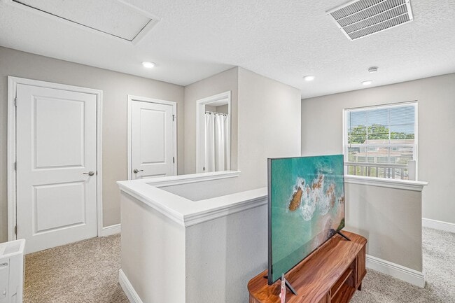 Building Photo - Heritage Oaks gated community 3/2.5/2 Townhome