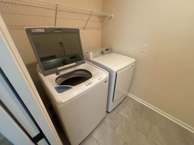 Building Photo - Room in House on Hedge Maple Dr